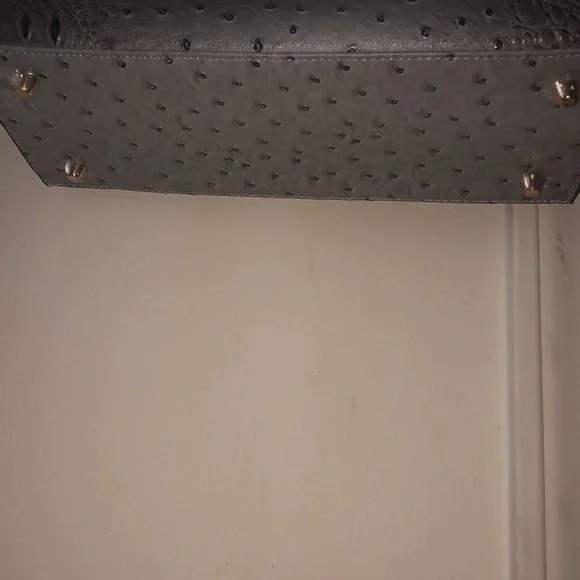 Elegant Gray Crocodile-Embossed Handbag(Ashley Hordge) - Picture 8 of 17